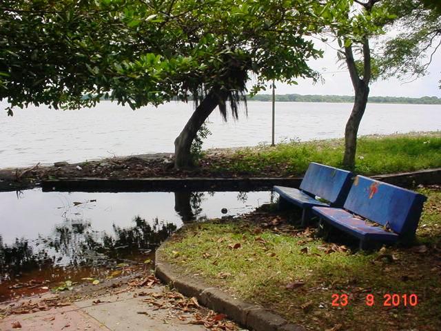 El lago se metio a los andenes de INTURISMO